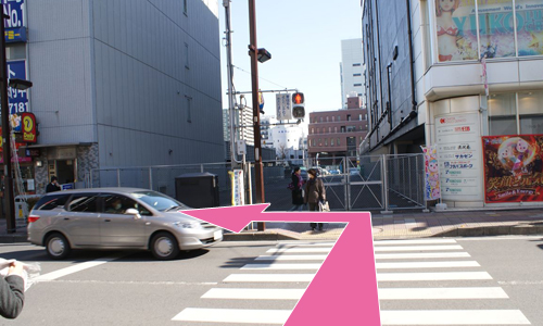 3. すずらん通りを出て1m先横断歩道を渡り左へ