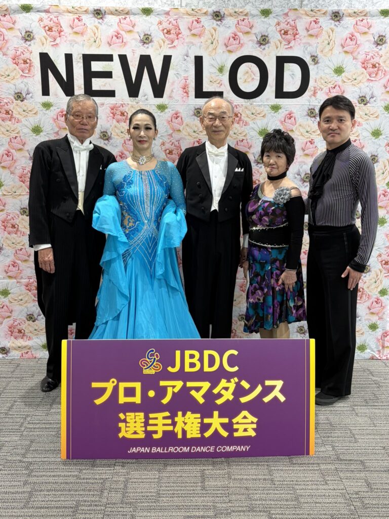 TFTホールのJBDCプロ・アマダンス選手権大会での集合写真